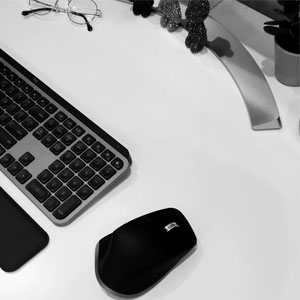 Anklyticx - A black and white photo of a desk with a mouse and keyboard.